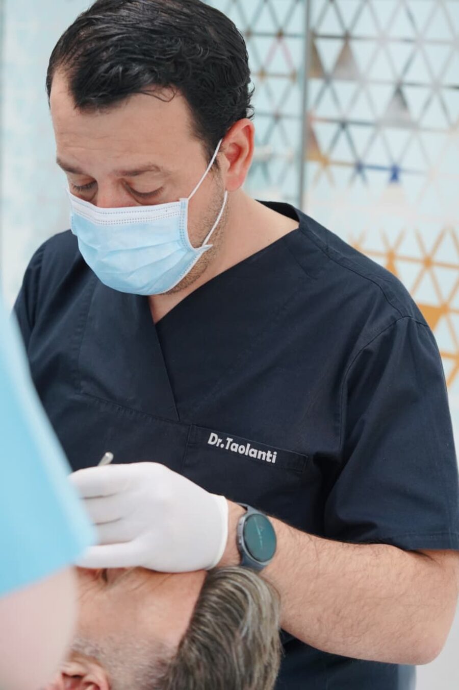 Dr. Taolanti, Zahnarzt bei Perfect Dental Center